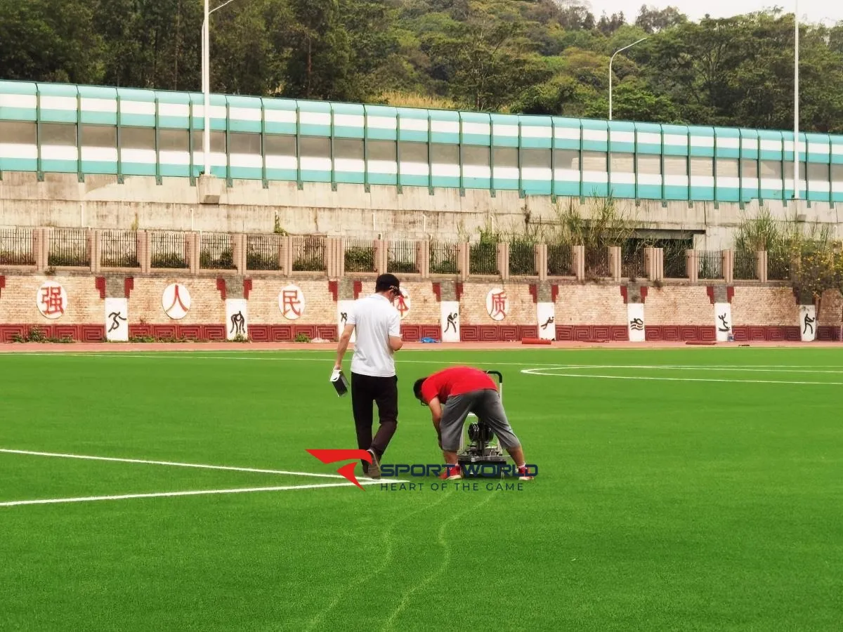 Bảo dưỡng s&acirc;n b&oacute;ng khi c&oacute; dấu hiệu xuống cấp