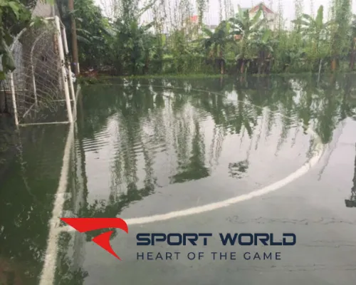 s&acirc;n b&oacute;ng ngập nước