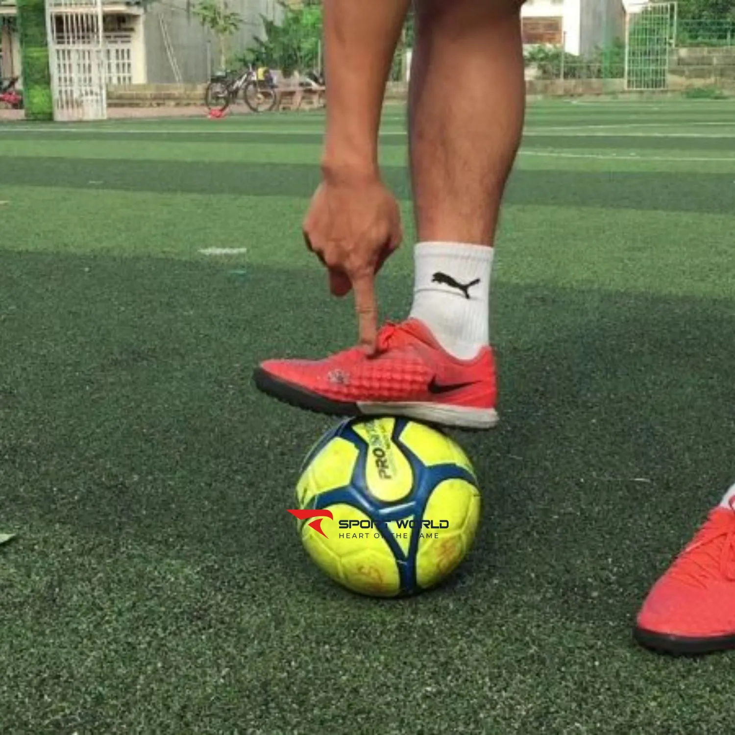 Kỹ thuật giữ bóng bằng mu bàn chân