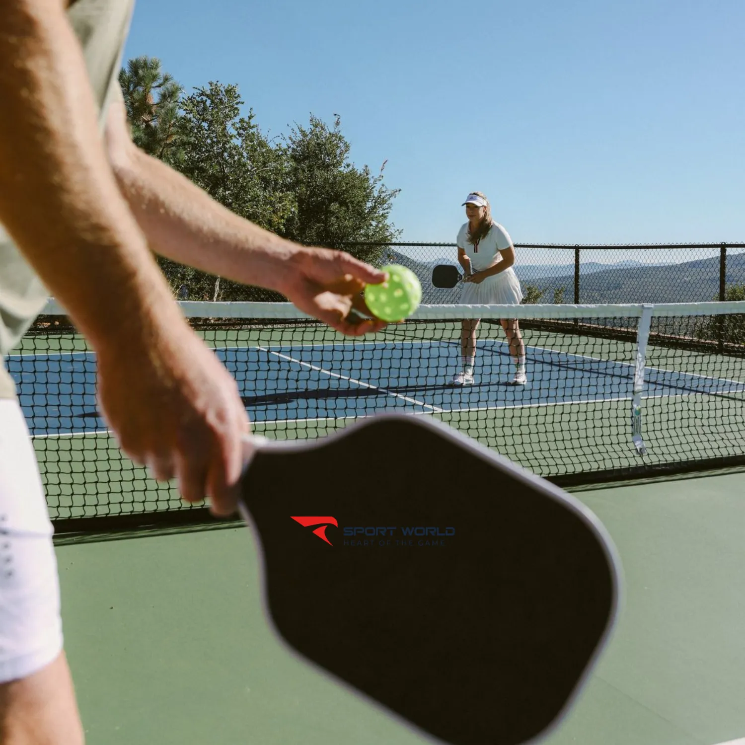 Giao b&oacute;ng trong pickleball