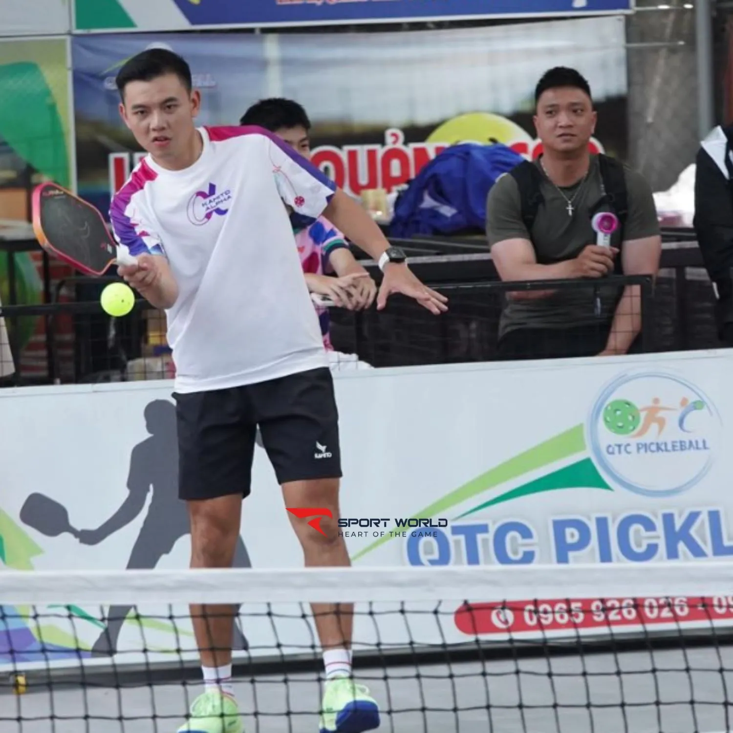 Giao b&oacute;ng trong pickleball