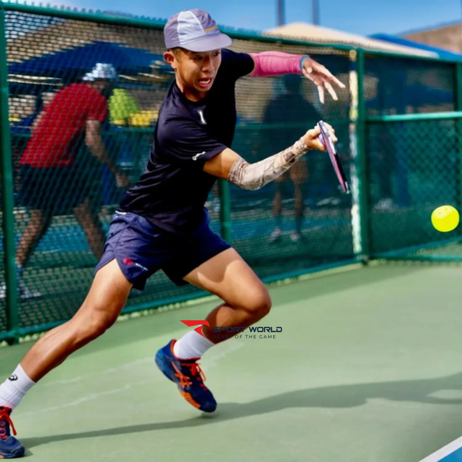 Trả giao b&oacute;ng trong pickleball
