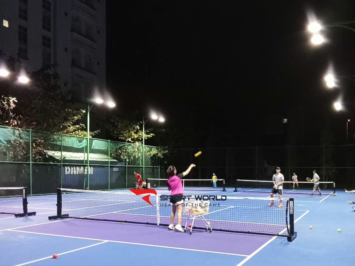 Chiếu s&aacute;ng s&acirc;n pickleball