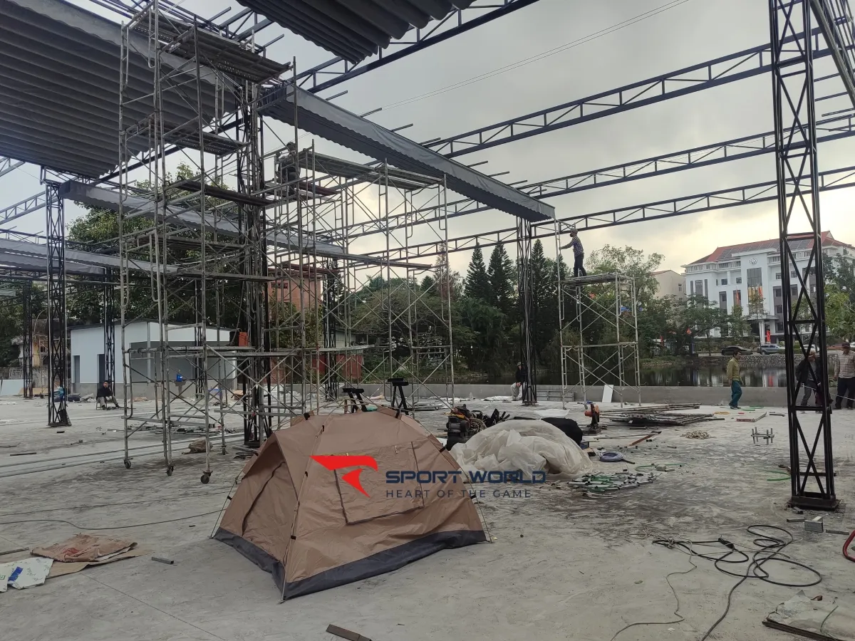 Thi c&ocirc;ng m&aacute;i xếp s&acirc;n pickleball