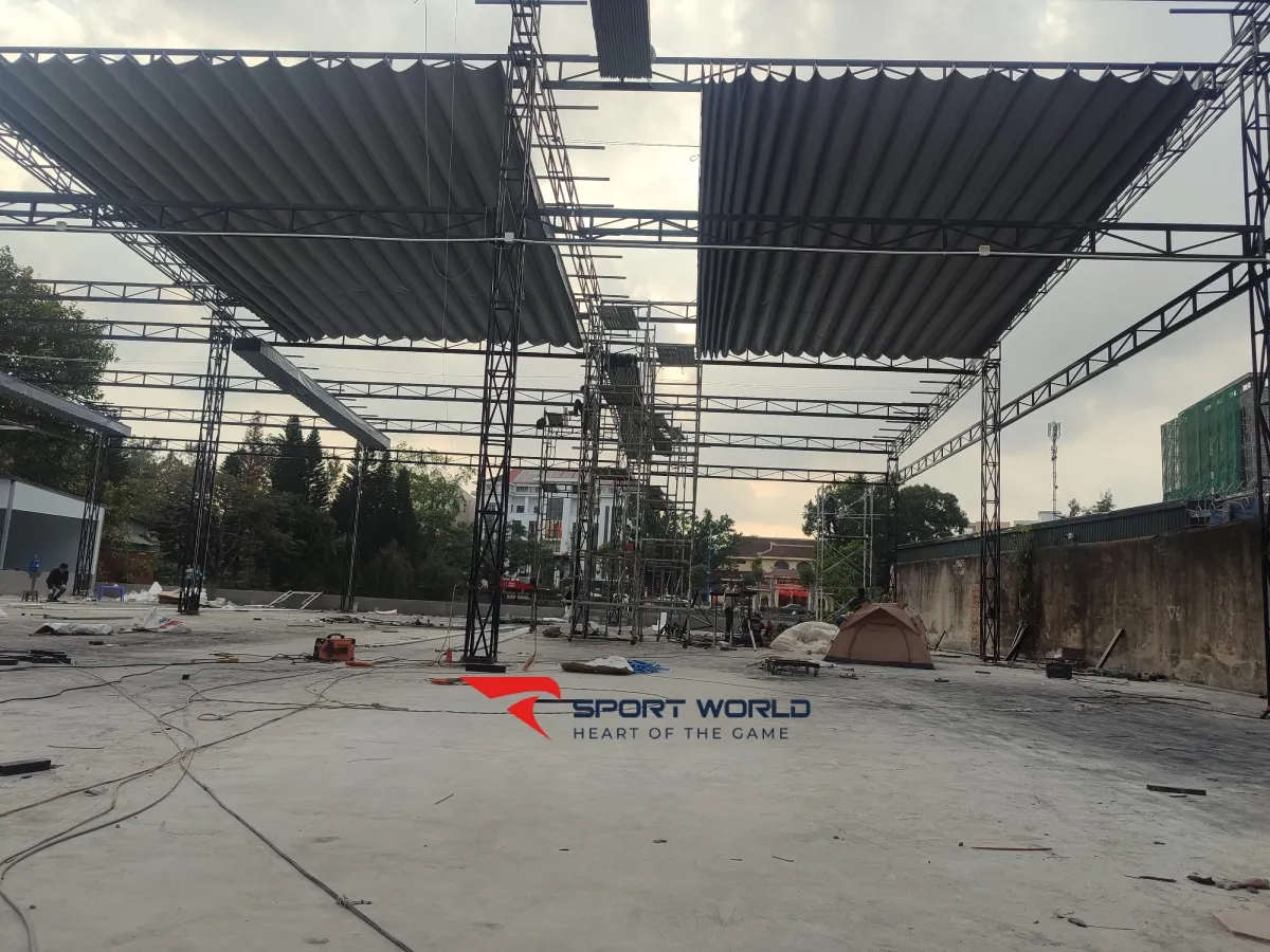 Thi c&ocirc;ng m&aacute;i che di động s&acirc;n pickleball