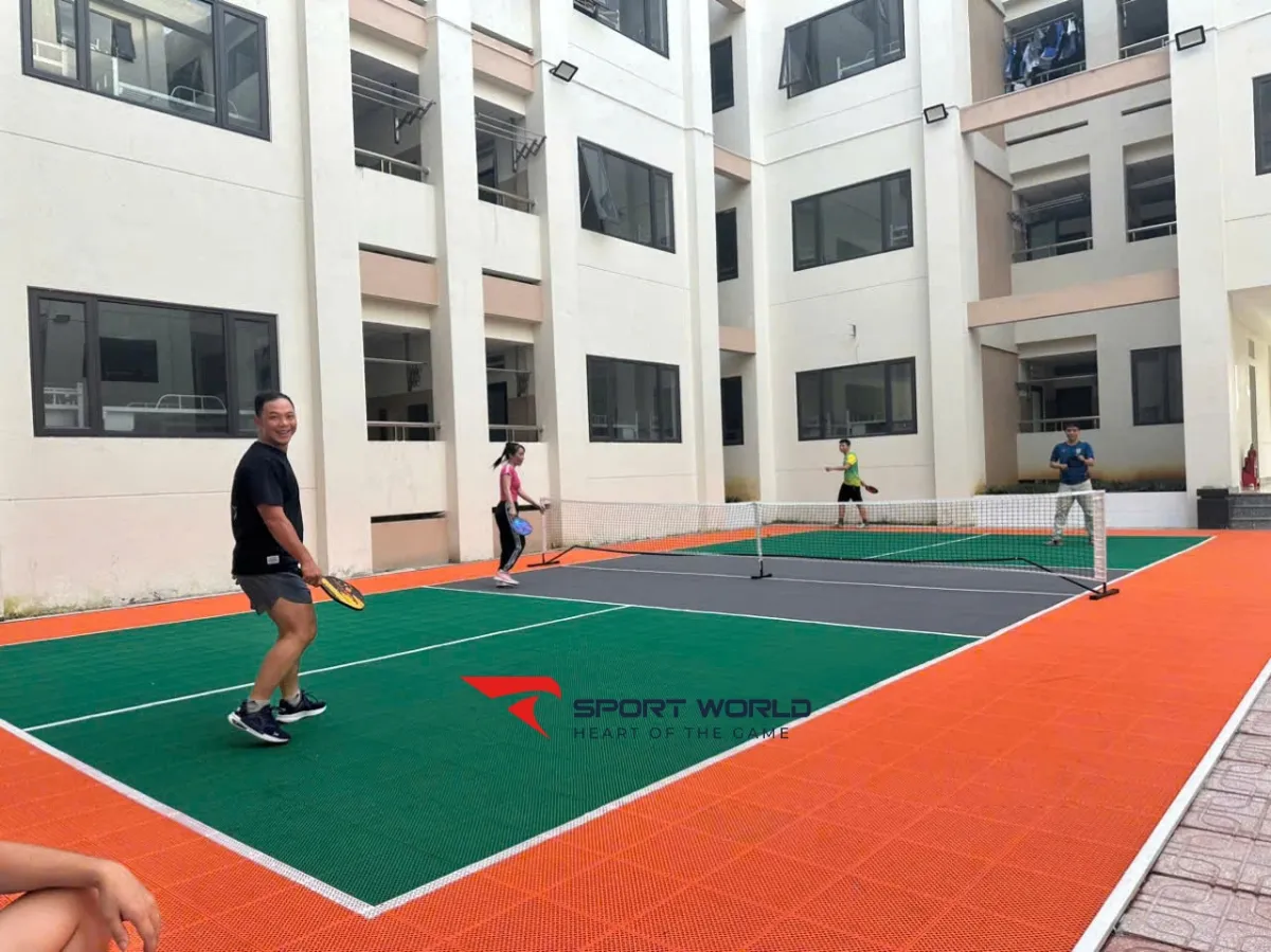 S&acirc;n pickleball bằng tấm PP interlocking