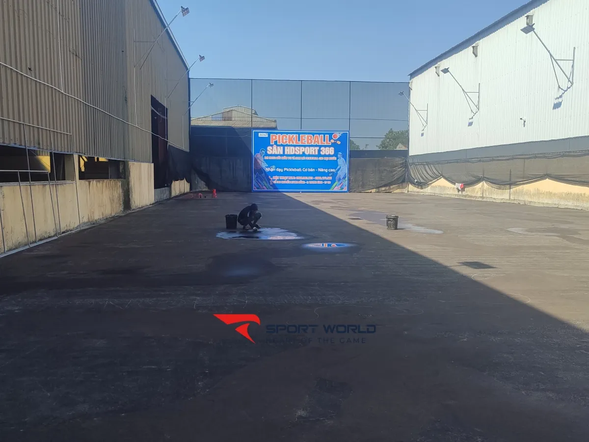 B&ugrave; trũng mặt s&acirc;n pickleball