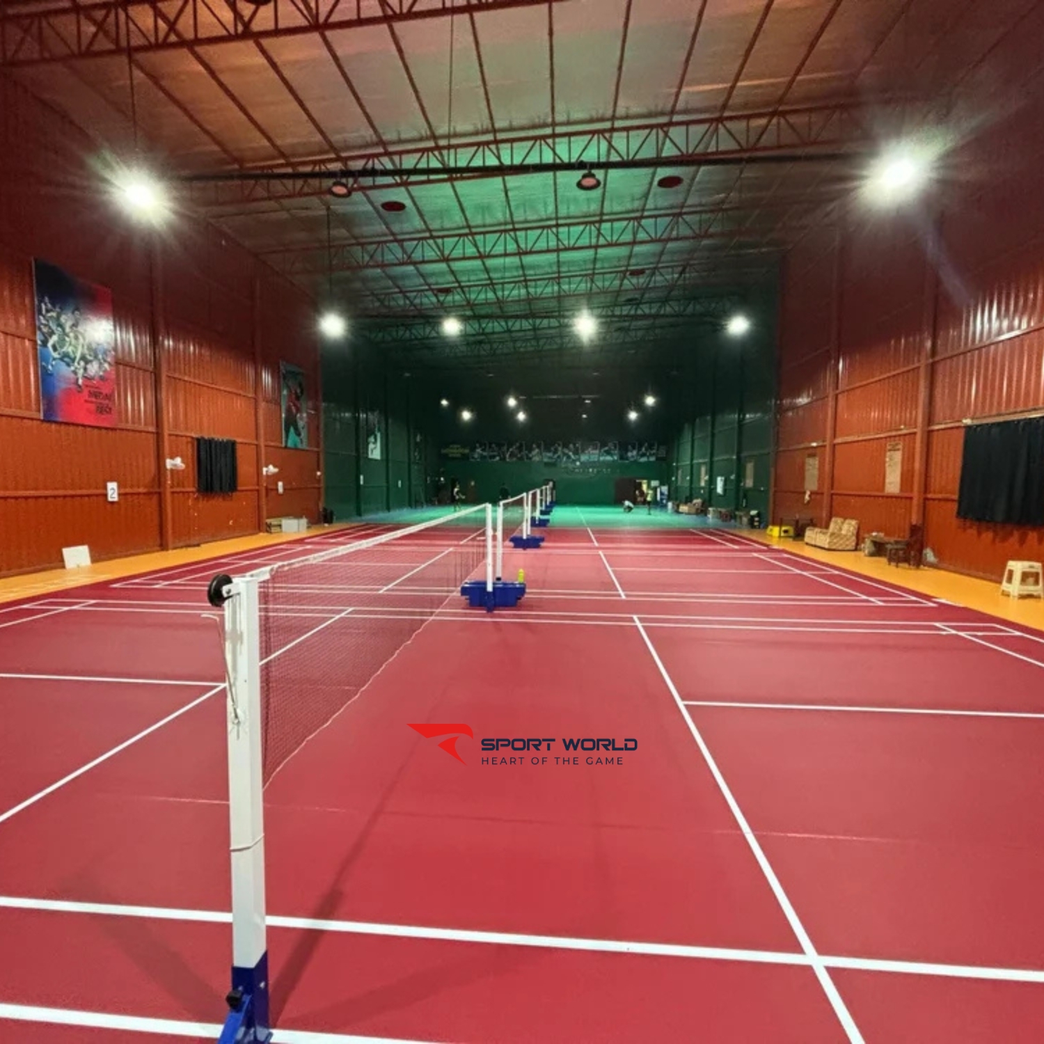 s&acirc;n cầu l&ocirc;ng thảm đỏ