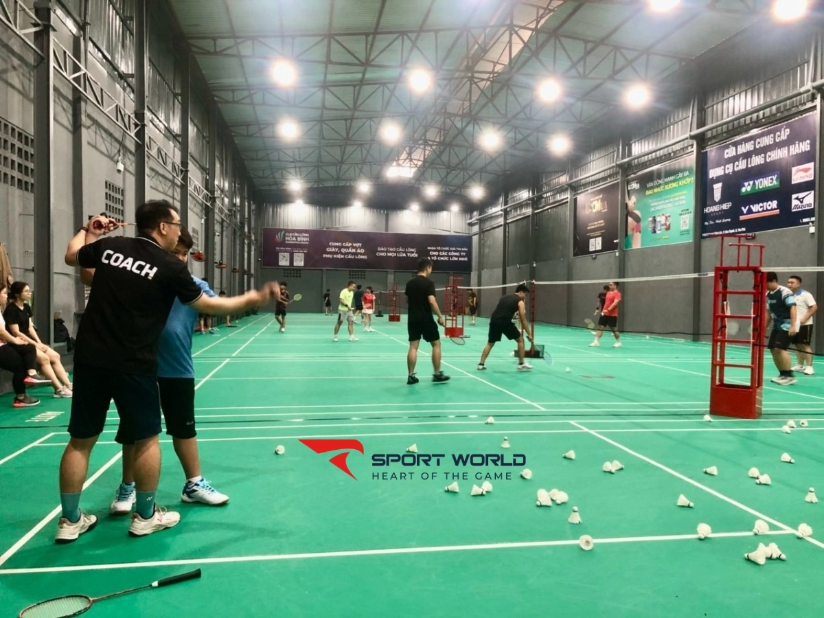 sân cầu lông CLB Hòa Bình