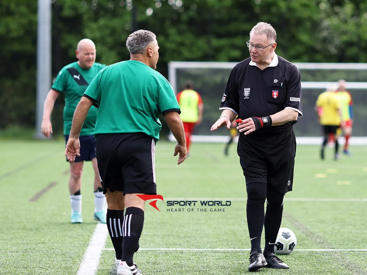 trao đổi rõ ràng với cầu thủ, huấn luyện viên