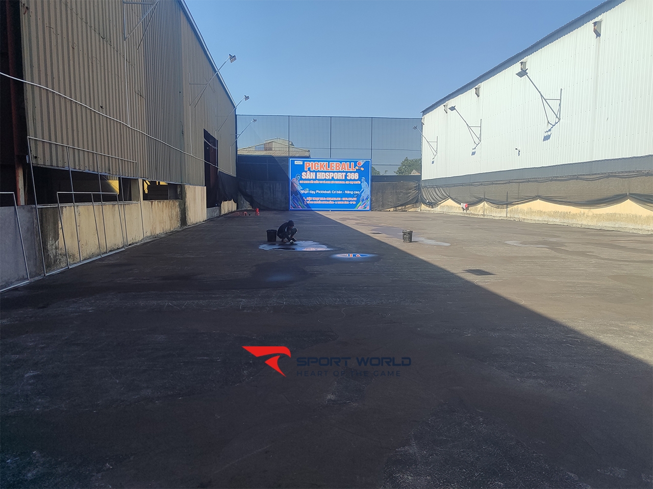 San lấp và chuẩn bị nền móng sân