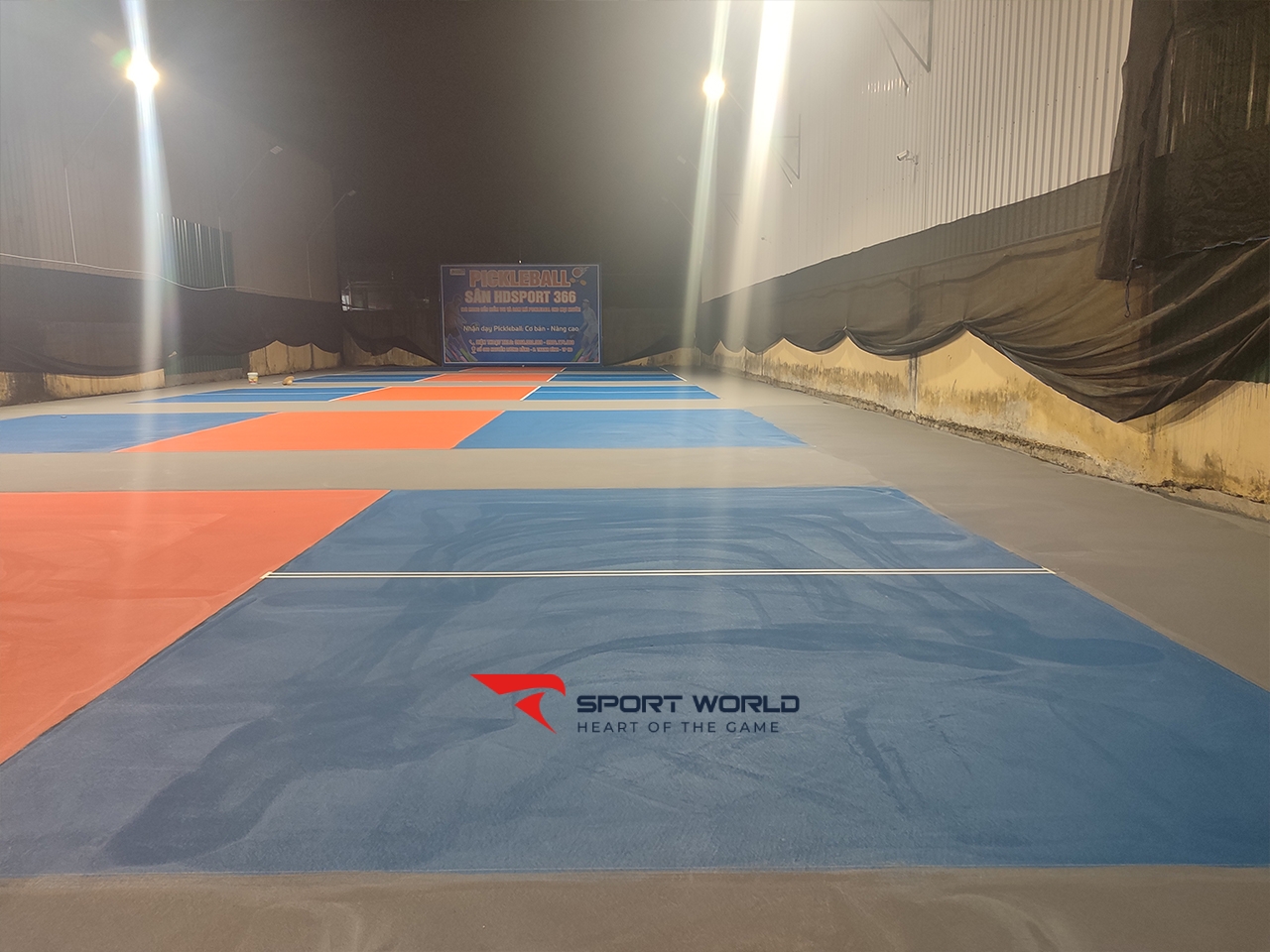 Thi công bề mặt sân và sơn kẻ vạch