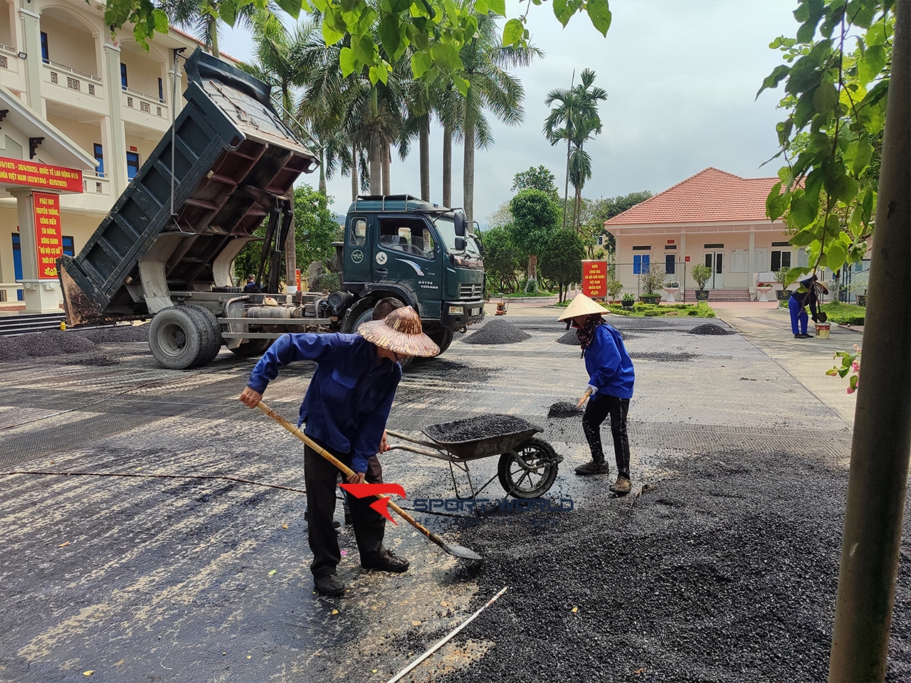 Thi công nền móng và các lớp mặt sân