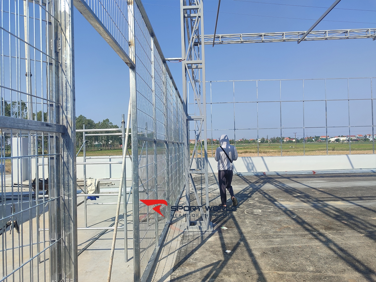 Lắp đặt hệ thống lưới, cột, đèn chiếu sáng và các phụ kiện khác