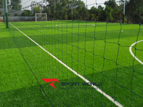 Thi công lưới chắn bóng sân bóng đá chắc chắn và bền lâu