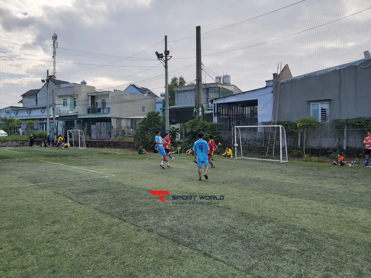 Sân bóng đá Tân Hoàng Đức