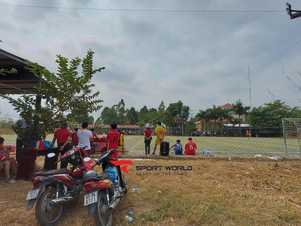 Sân bóng Đông Phong