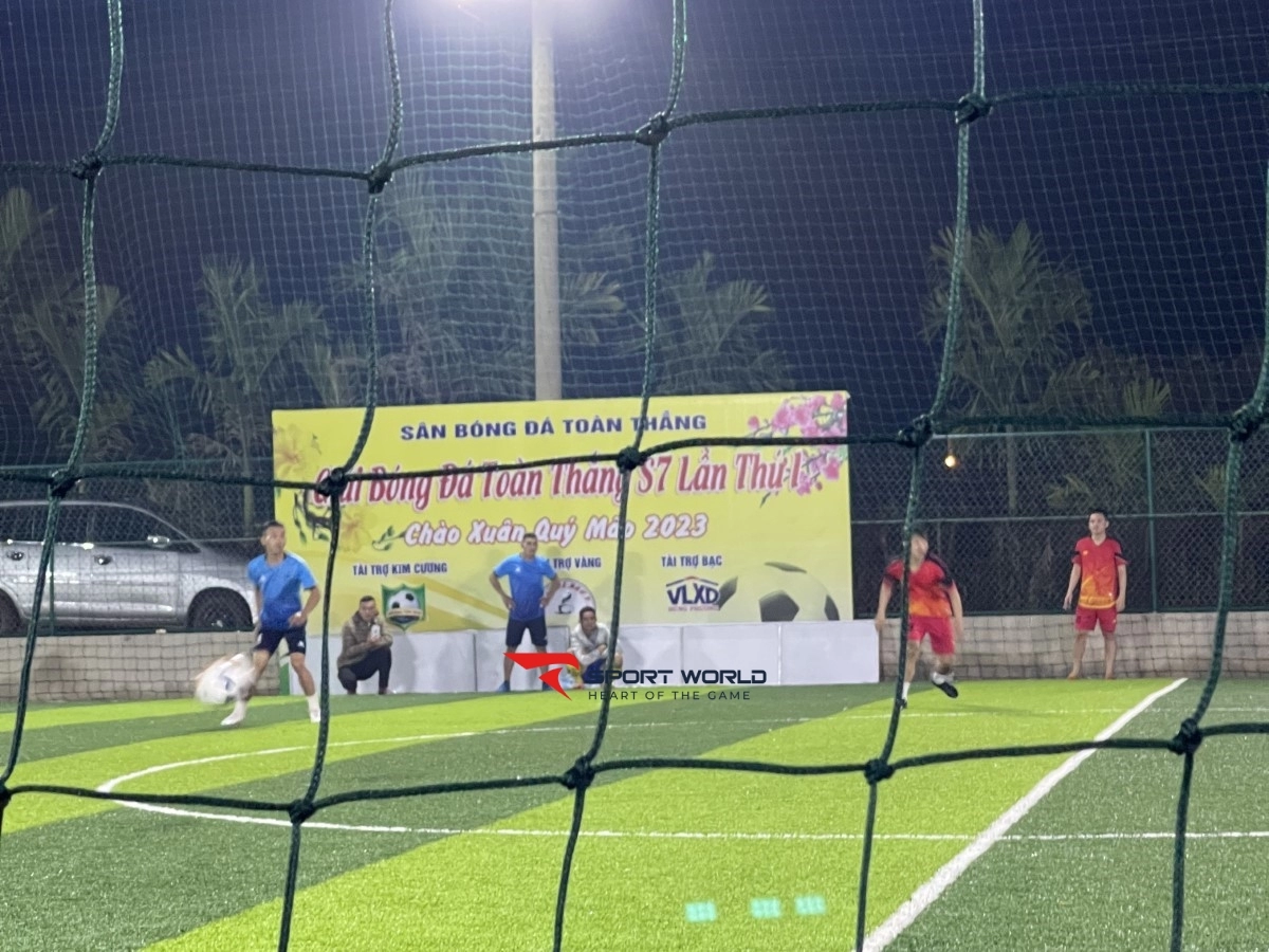 Sân bóng đá Toàn Thắng