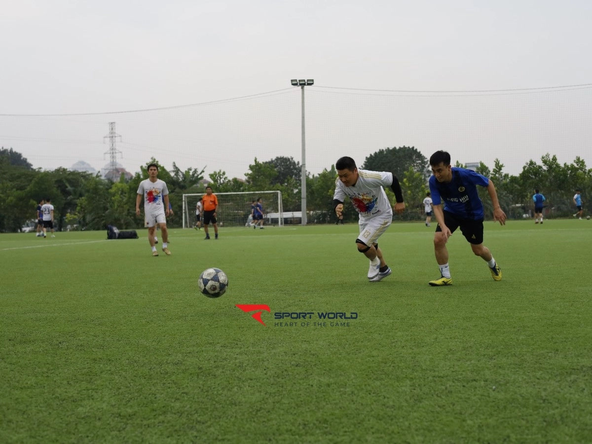 Sân bóng Hòa Bình - Long Biên