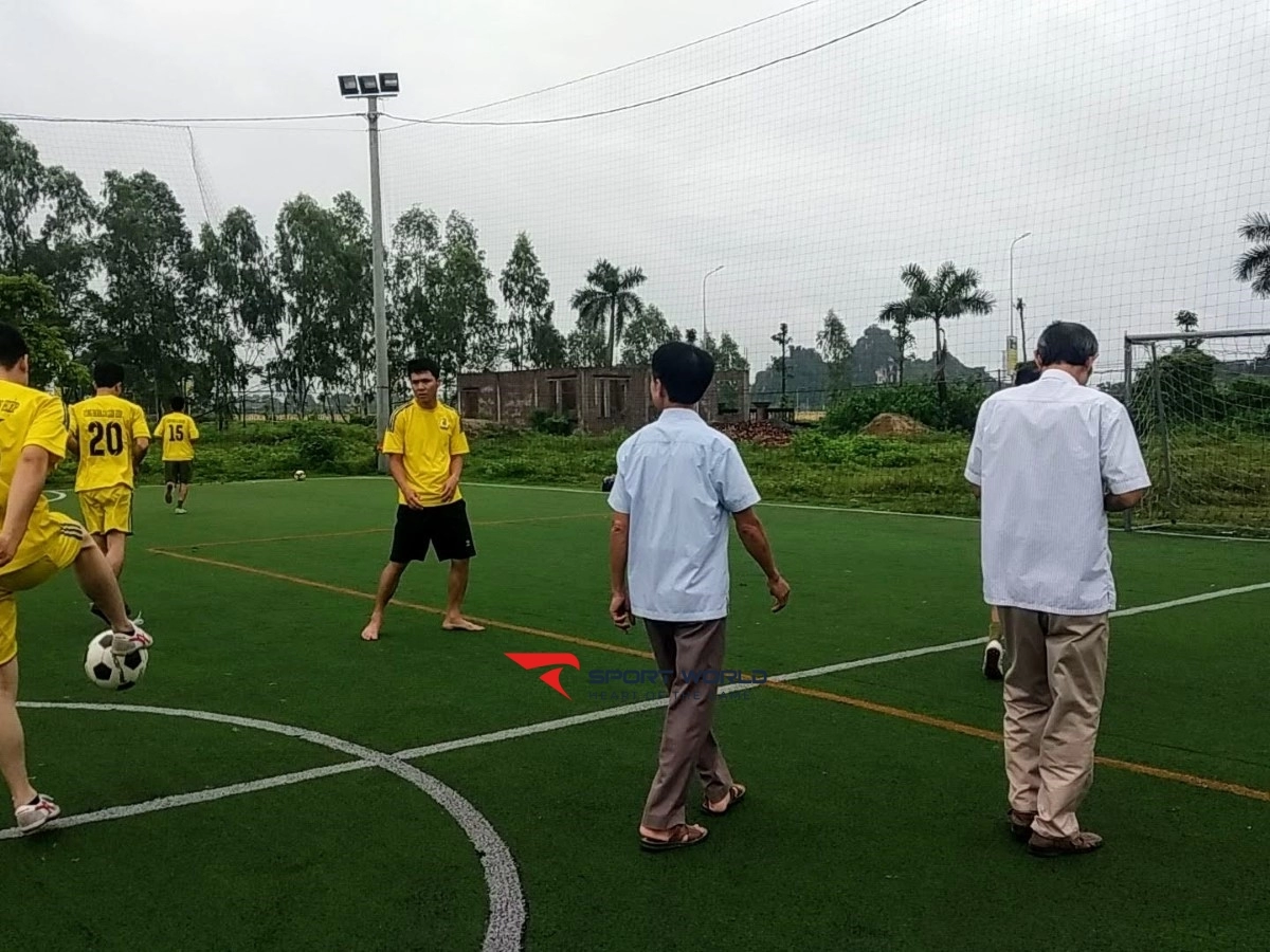 Sân bóng Thăng Long