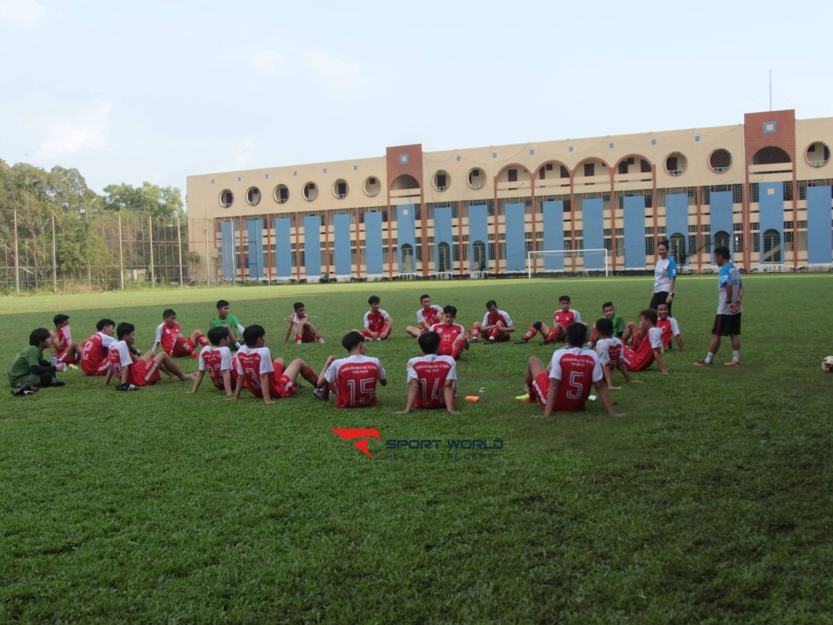 Sân bóng đá trung tâm thể thao Thành Long