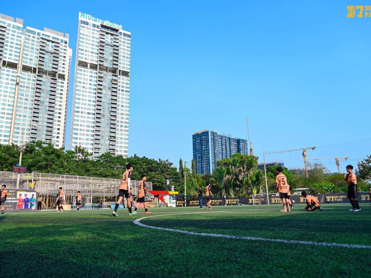 Sân bóng đá trung tâm trẻ em quân 7 Sports Park