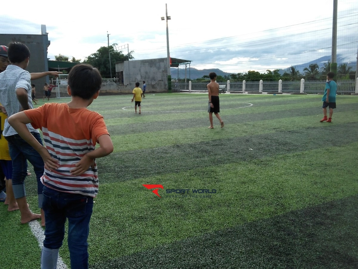 Sân bóng đá Phùng Thiều