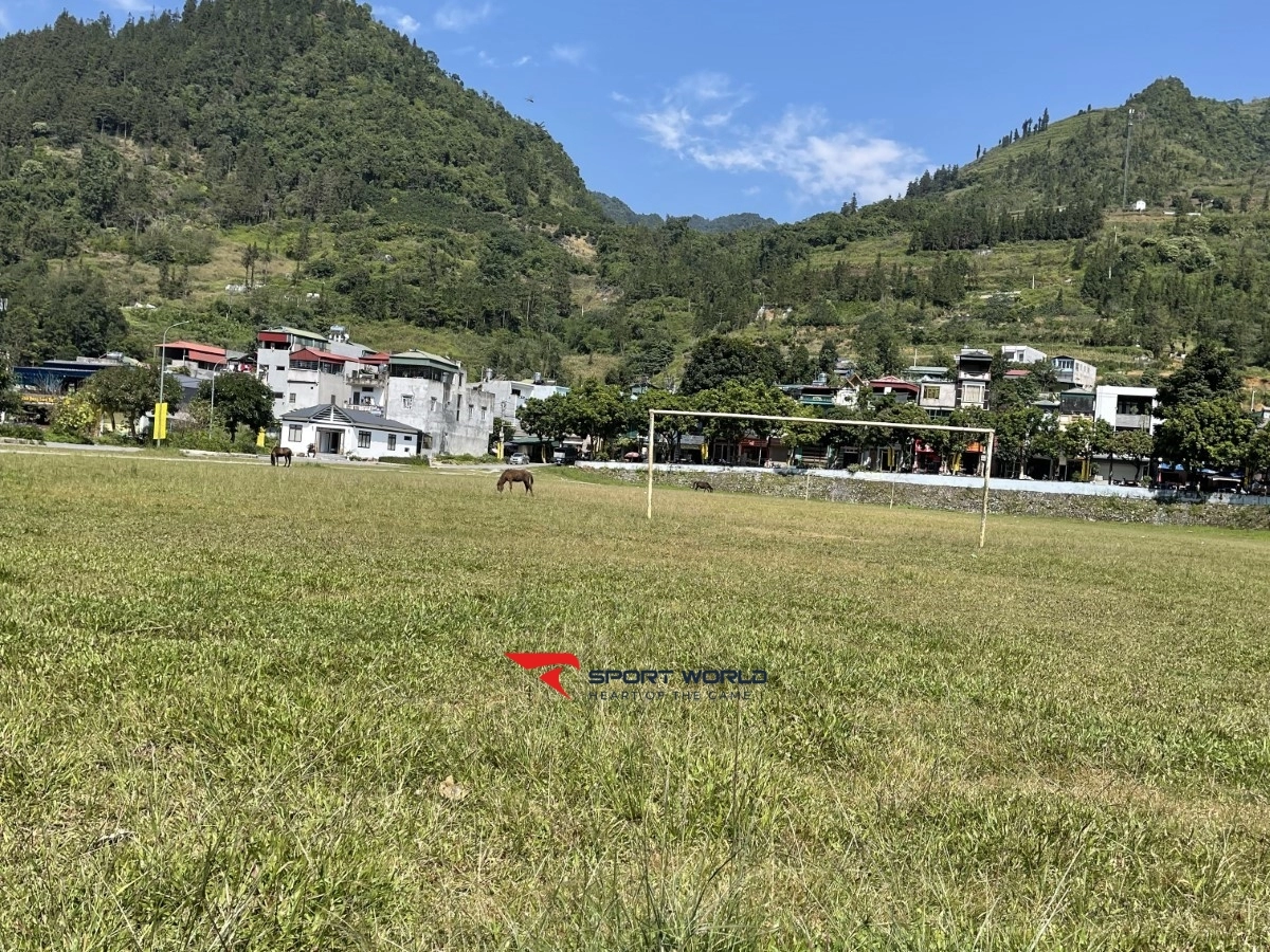 Sân vận động huyện Mường Khương