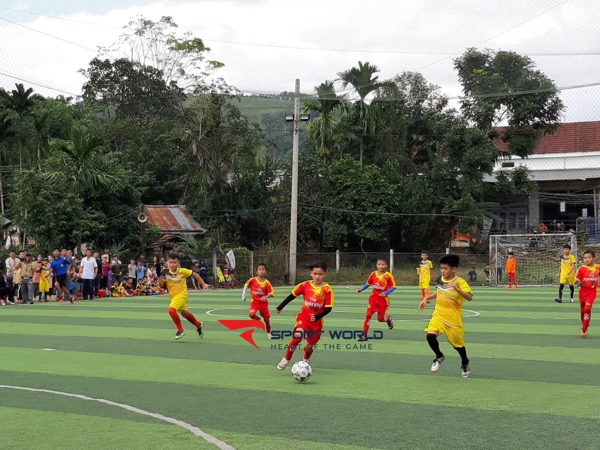 Sân bóng đá Yến Long