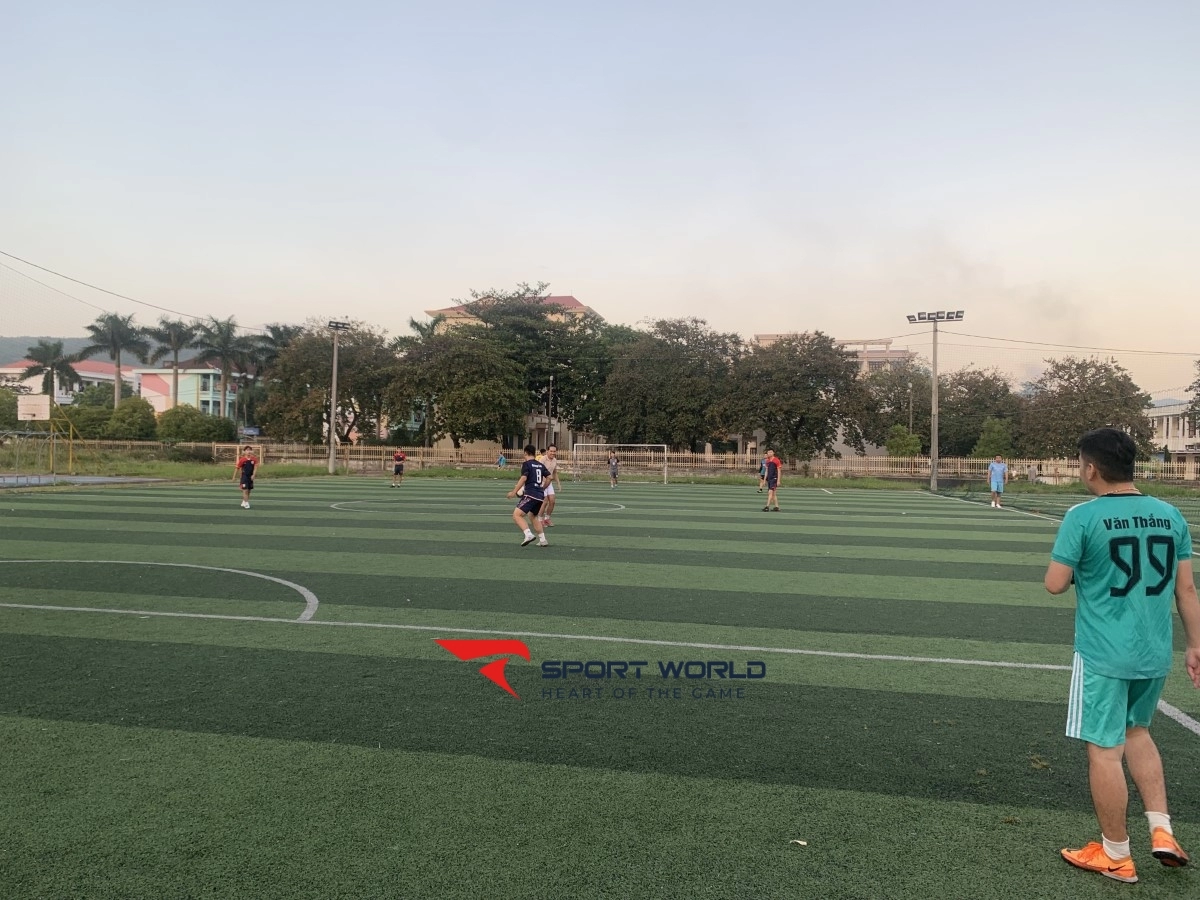 Sân bóng đá Trường Cao đẳng Nông Lâm Đông Bắc