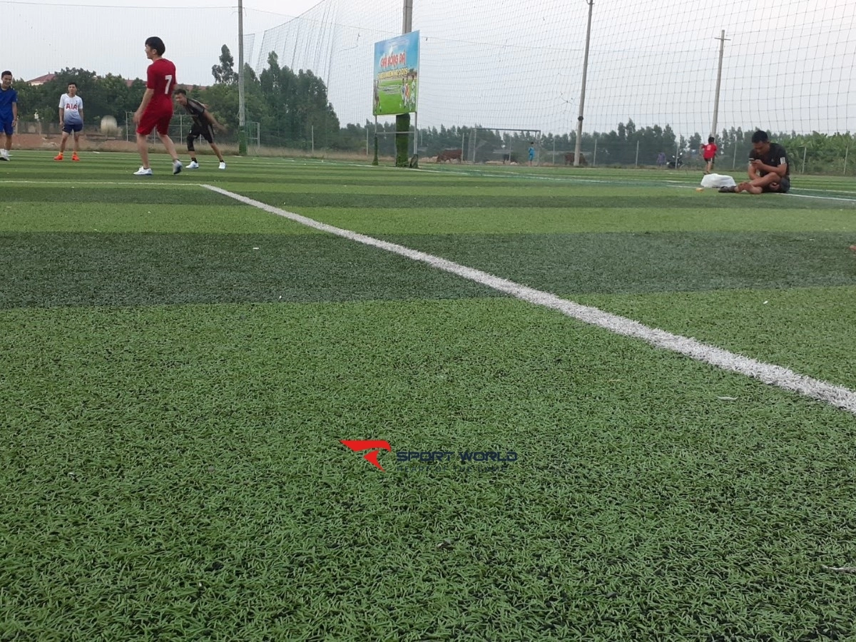 Sân bóng xã Sơn Lôi