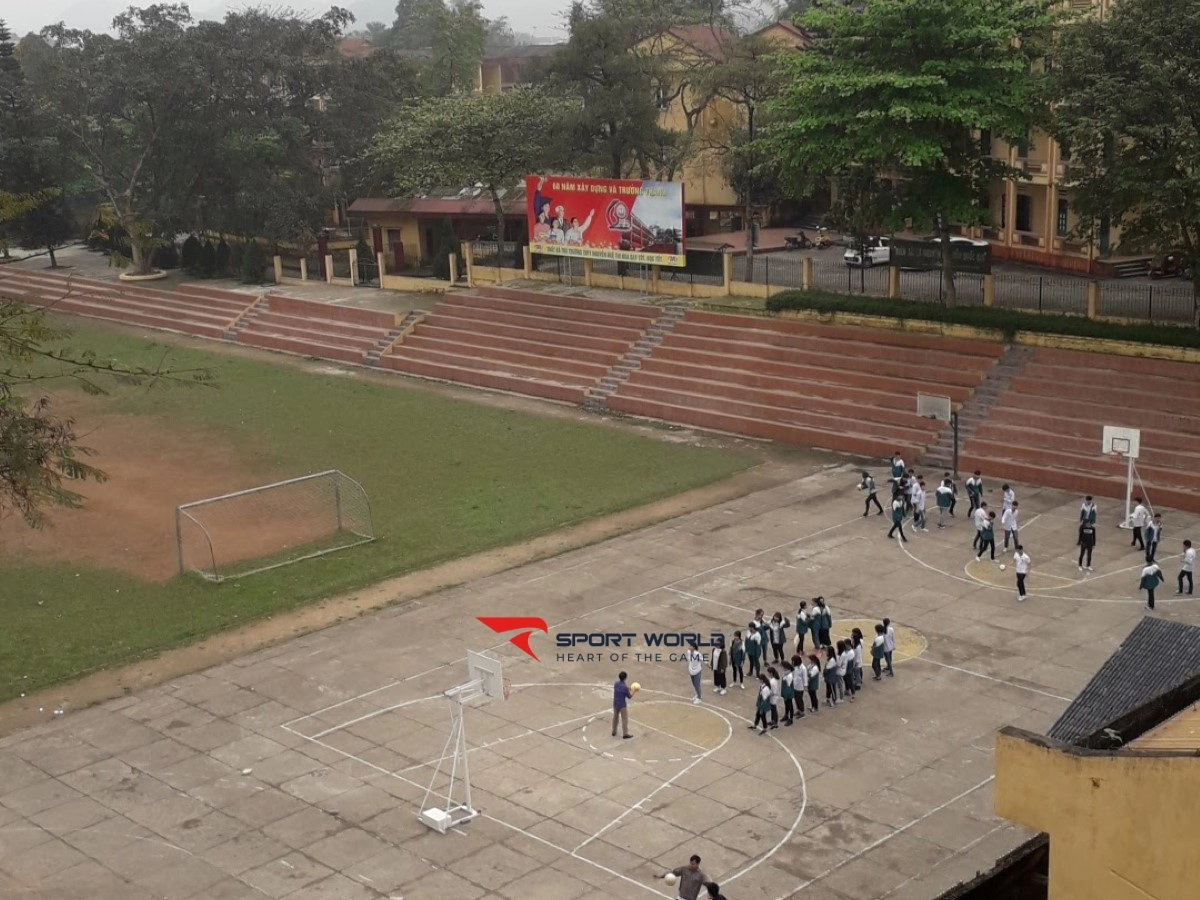 Sân bóng đá Trường THPT Nguyễn Huệ