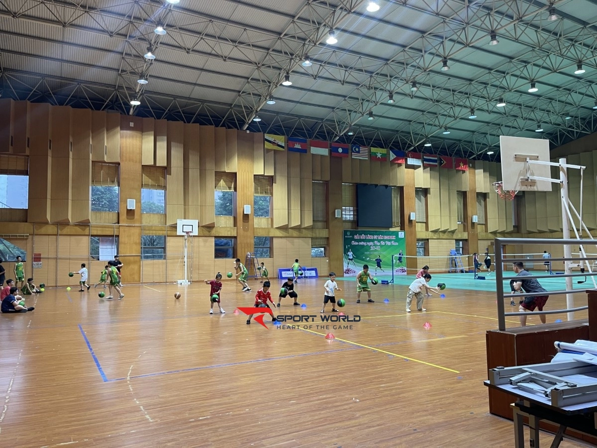 Sân cầu lông Trường Năng khiếu TDTT quận Long Biên