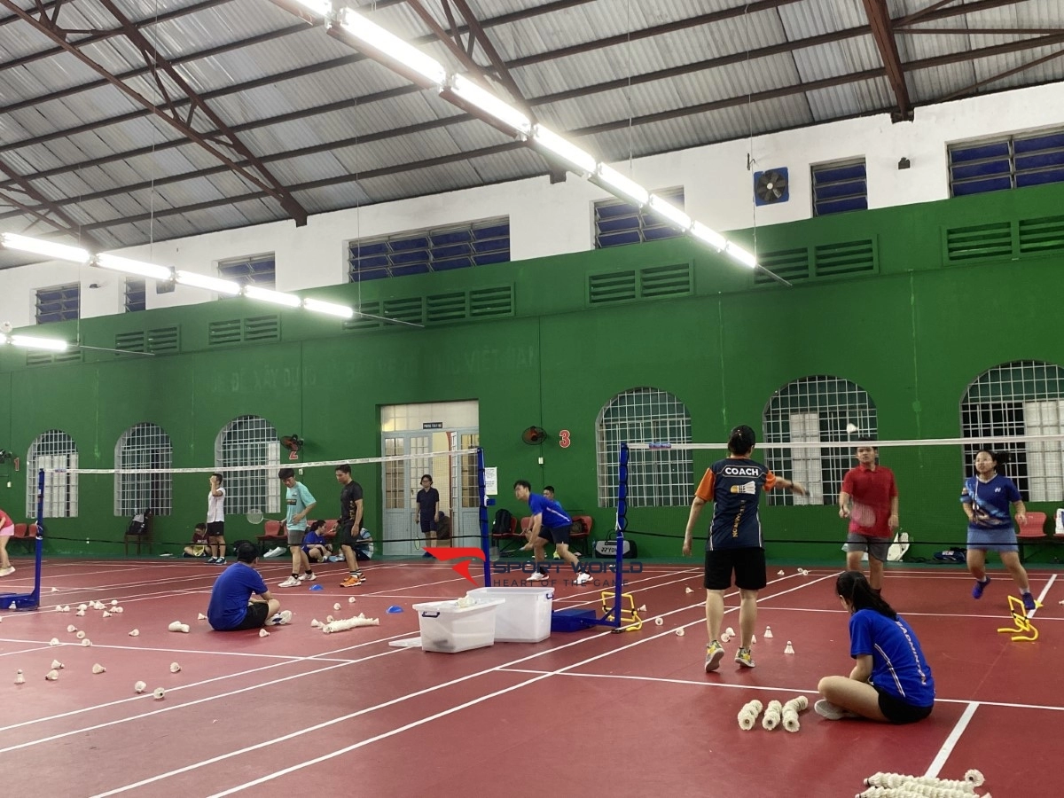 Sân cầu lông Marie Curie